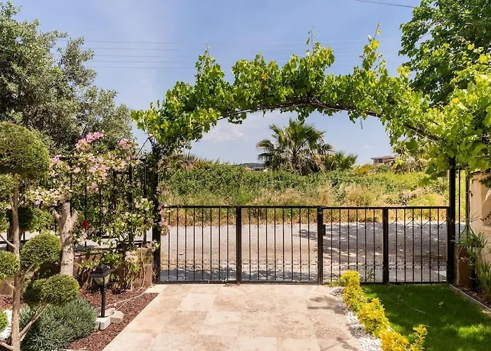 Villa With Garden In Urla, Torasan